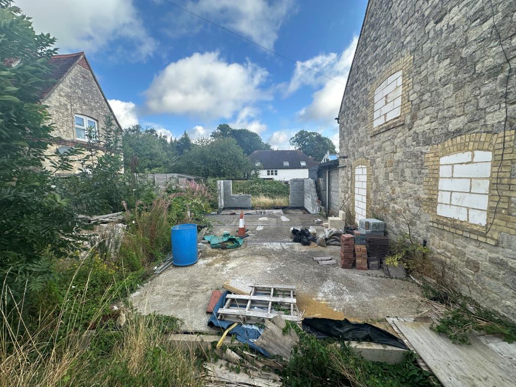 Lot: 20 - LAND WITH PLANNING FOR A FOUR-BEDROOM HOUSE - Land with planning